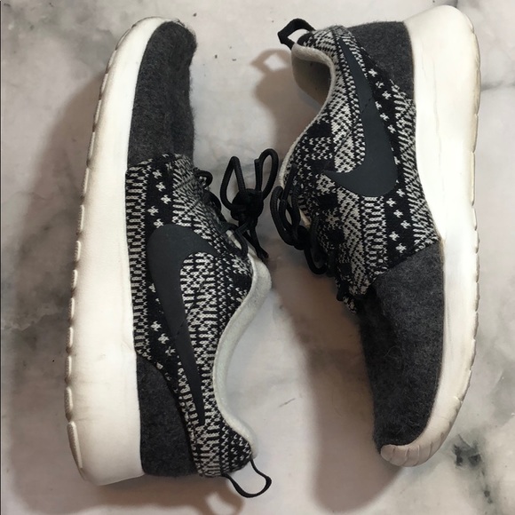 Women’s Nike Fleece Roshe - Picture 3 of 8